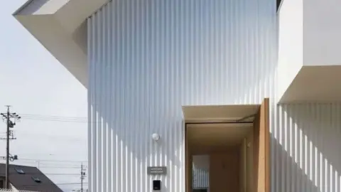 Airhouse Adds Enclosed Courtyard Garden to House in Toyohashi, Japan