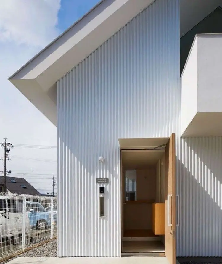Airhouse Adds Enclosed Courtyard Garden to House in Toyohashi, Japan