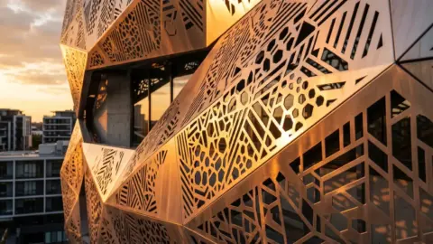 كلادينج معدني للواجهات 2026: ACP + CNC + 6 أنواع + أسعار + دراسة حالة